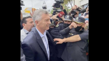 Video: en su llegada a Dolores, Mauricio Macri le sacó el micrófono a un periodista de C5N