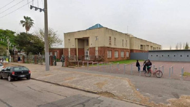Pánico en una escuela de La Plata: un adolescente llevó un arma y lo detuvieron