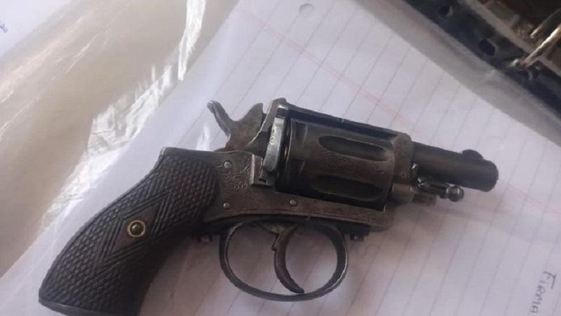 Pánico en una escuela de La Plata: un adolescente llevó un arma