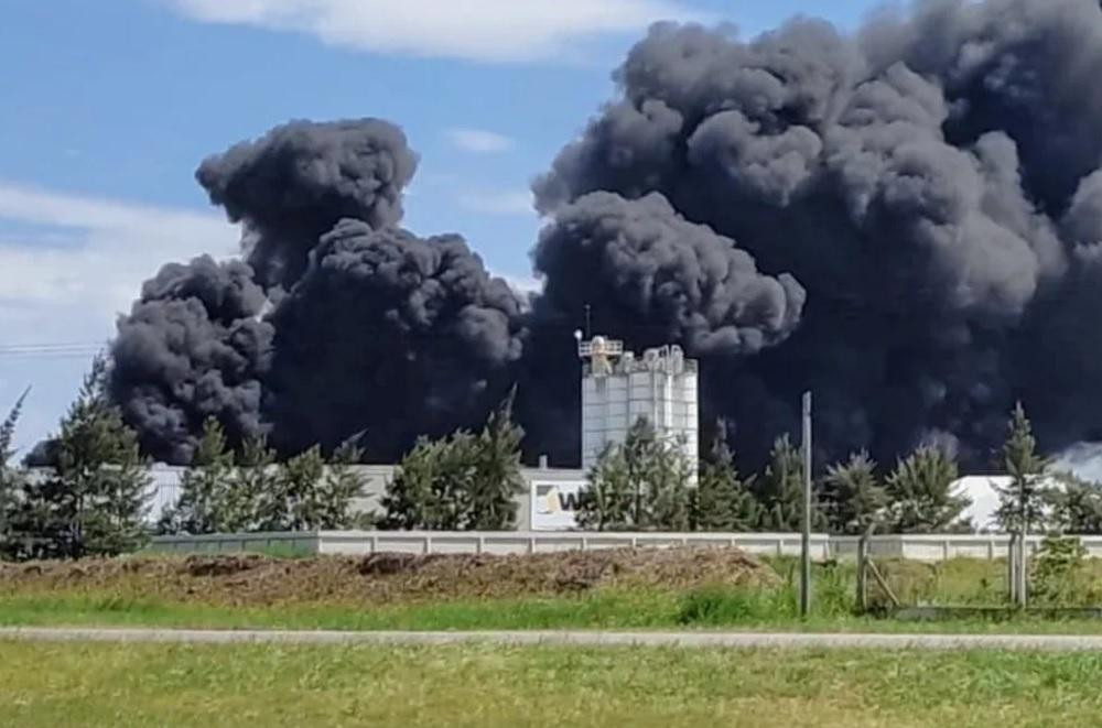Voraz incendio en Rosario: el fuego consumió una fábrica de solventes y plásticos