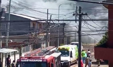 Voraz incendio en una fábrica de químicos de Berazategui