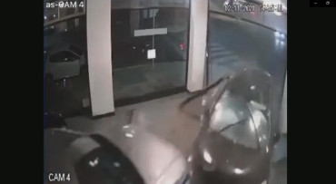 VIDEO: conductor borracho chocó y destrozó un auto dentro de concesionaria de Villa Luro