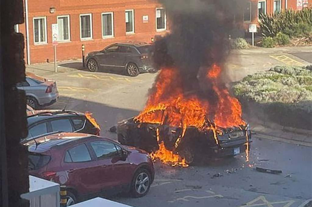 Explosión de un auto frente a un hospital en Liverpool
