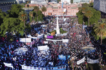 Multitudinaria concentración del Peronismo en Plaza de Mayo por el Día de la Militancia