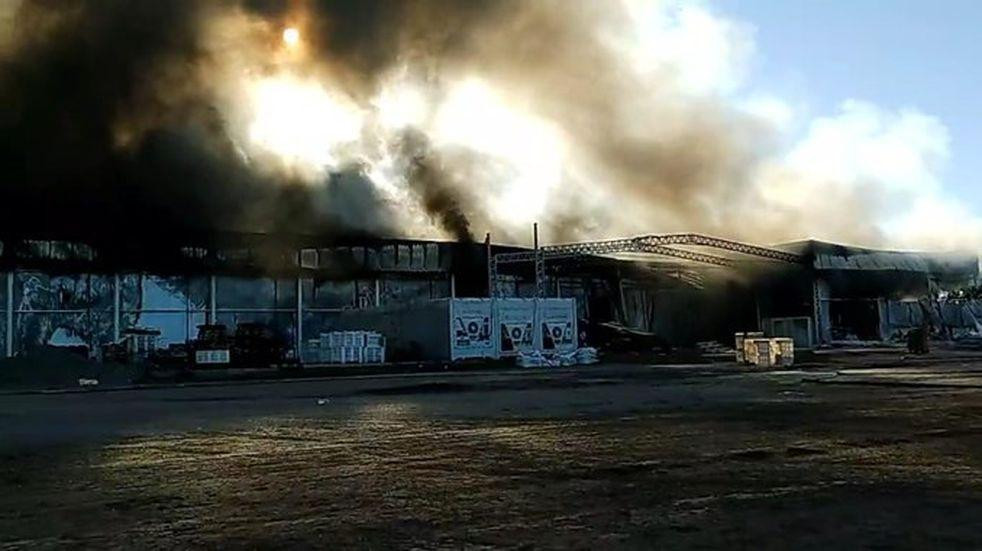 El humo de las llamas que produjo el incendio en los depósitos de la fábrica Lácteos Aurora. Twitter @Semanario_Extra