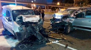 Video de la tragedia en Acceso Oeste: un auto se metió en contramano, chocó y murieron dos personas 