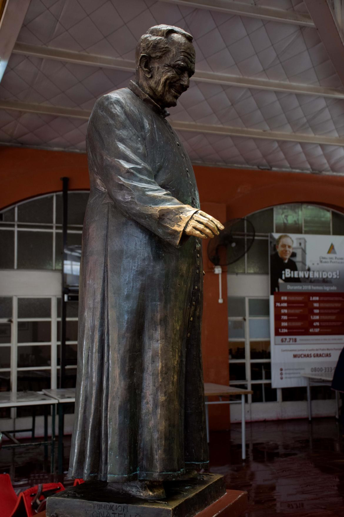Estatua en la entrada de la Obra del Padre Mario, foto Instagram @lilian.aliph