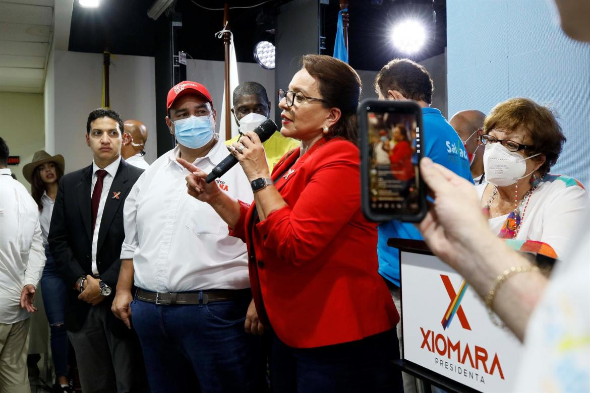 La candidata presidencial Xiomara Castro habla tras conocerse resultados parciales de las elecciones, EFE