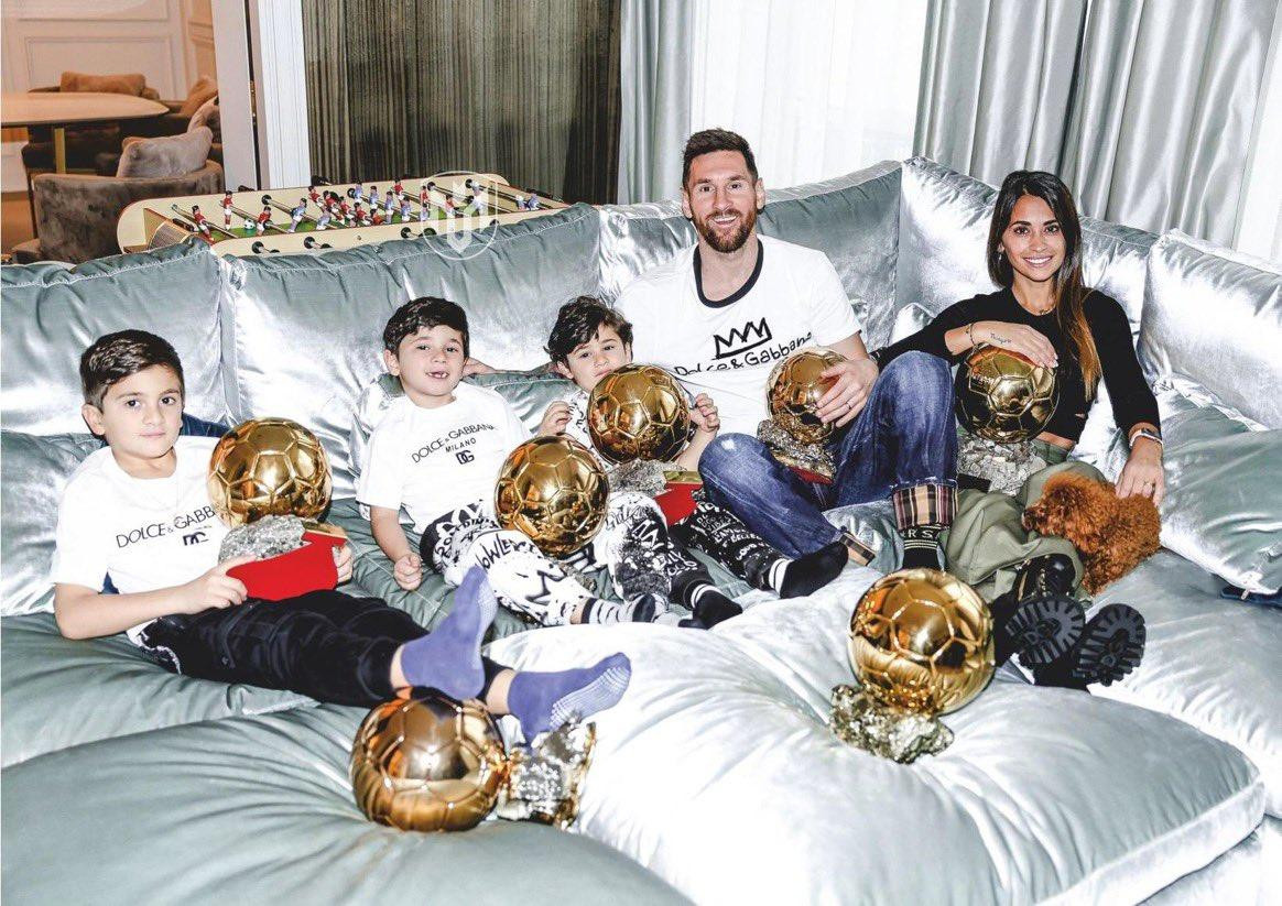 Lionel Messi junto a su familia con los siete Balones de Oro