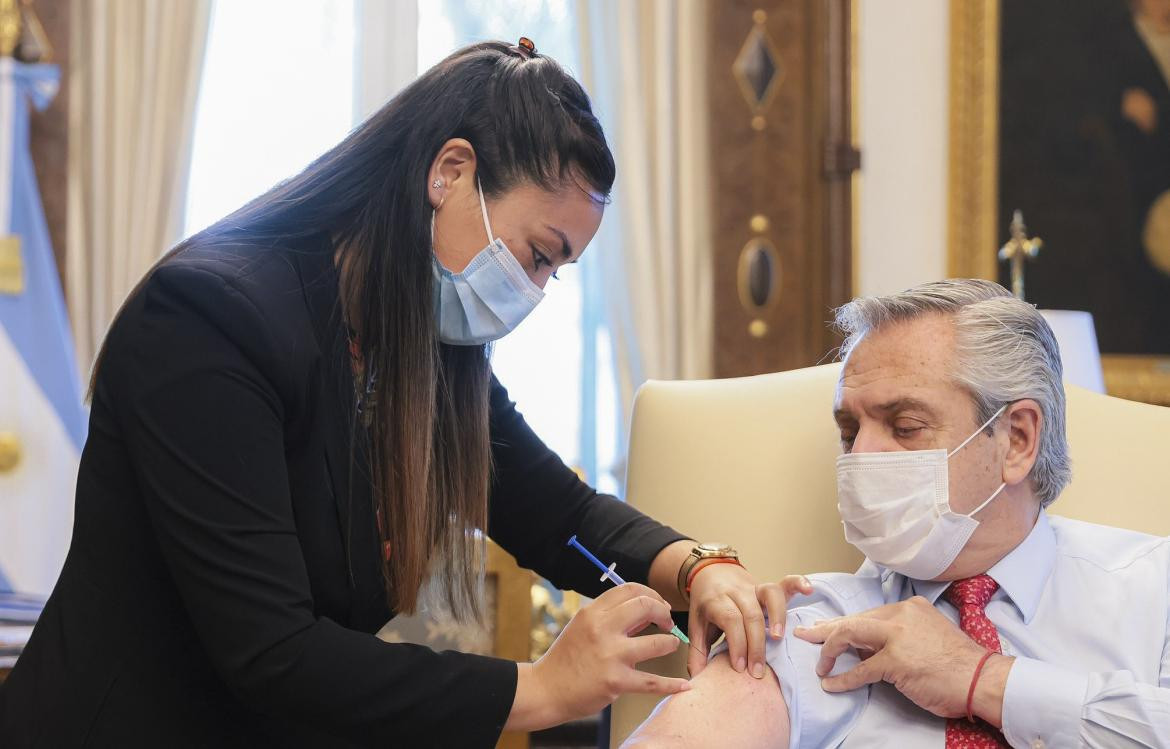 El presidente Alberto Fernández recibió el refuerzo de su esquema de vacunación con una dosis de Sputnik V. Foto NA
