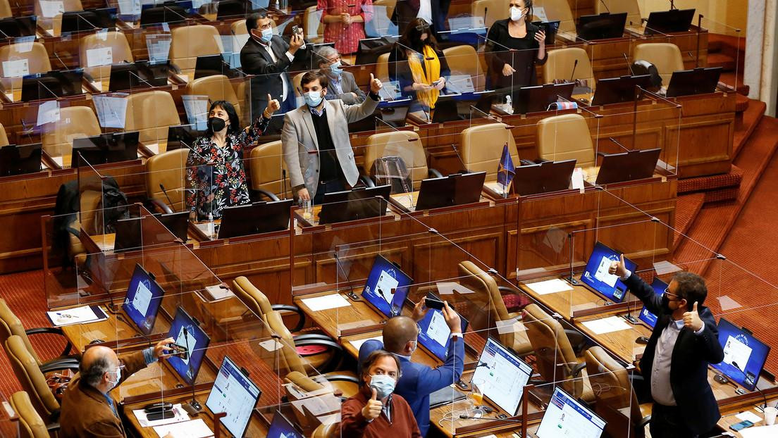 Senadores chilenos durante una votación en la cámara, Reuters
