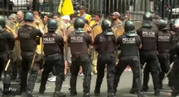 Incidentes en la 9 de Julio: la Policía forcejeó con los manifestantes y Raúl Castells se descompensó