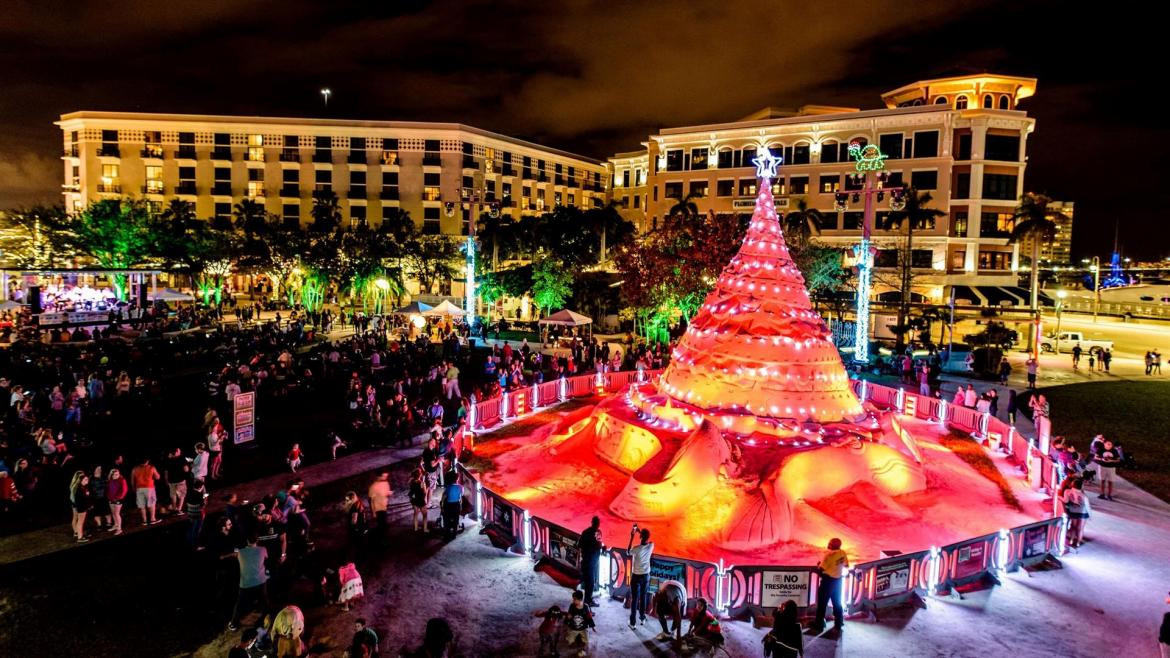 Una ciudad de Florida presentó un árbol de Navidad de 10 metros hecho de arena, EFE