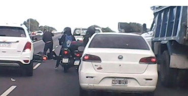 Feroz enfrentamiento: un hombre bajó de su auto y le lanzó una patada voladora en plena General Paz a un motociclista 