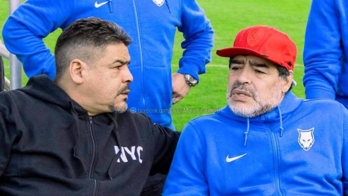 Diego y su hermano Hugo Maradona juntos en un partido