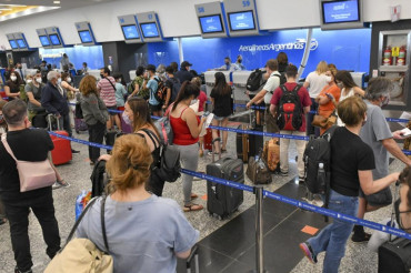 Caos en plena temporada alta: Aerolíneas Argentinas cancela vuelos por contagio de empleados con coronavirus
