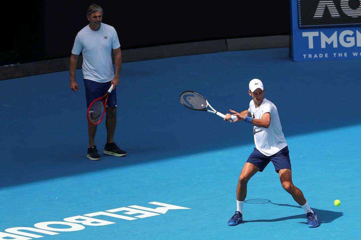 Novak Djokovic se entrenó en el Rod Laver Arena, de Australia, luego de que un juez le permitiera abandonar el hotel en el que se encontraba retenido