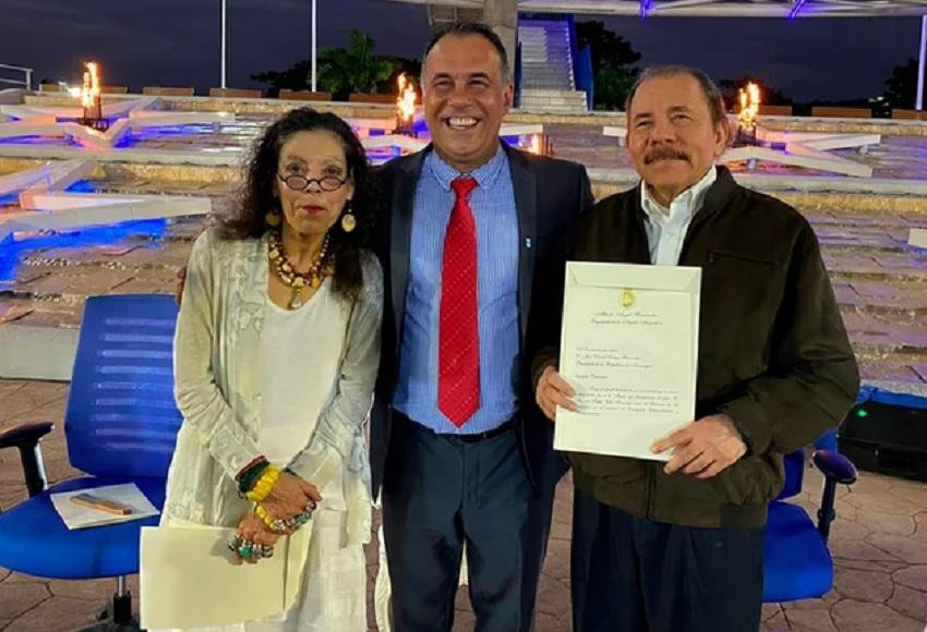 Daniel Capitanich, embajador argentino en Managua, con Daniel Ortega y su esposa Rosario Murillo