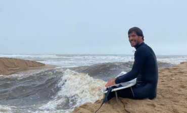 Tras el temporal, una increíble ola estática sorprendió a Uruguay y un surfista lo aprovechó