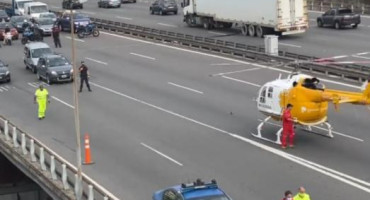 Un helicóptero del SAME aterrizó en la Autopista 25 de Mayo para trasladar a un motociclista herido en un choque