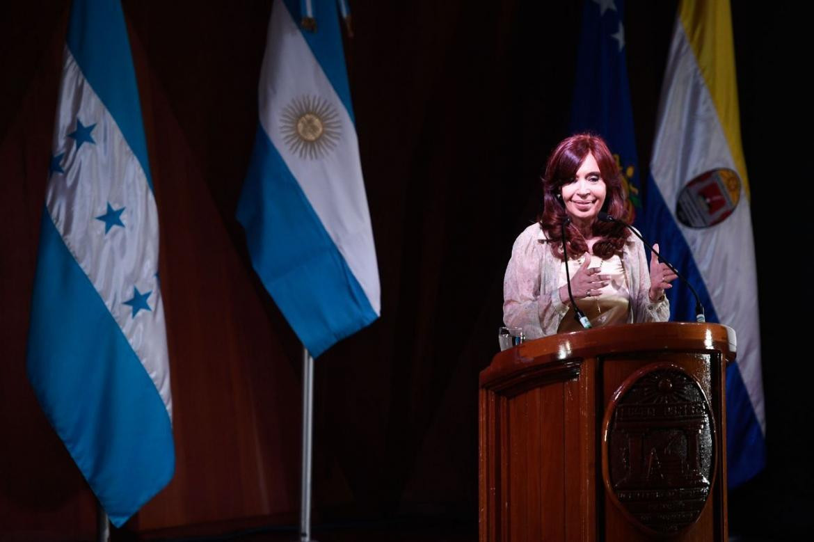Cristina Kirchner en una conferencia en la Universidad Autónoma Nacional de Honduras