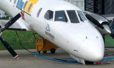 Está vivo de milagro: mecánico fue aplastado por la nariz de un avión en el Aeropuerto de Morón