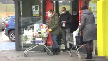 Ciudadanos de República Checa cruzan la frontera en masa para comprar en Polonia ante la baja de precios