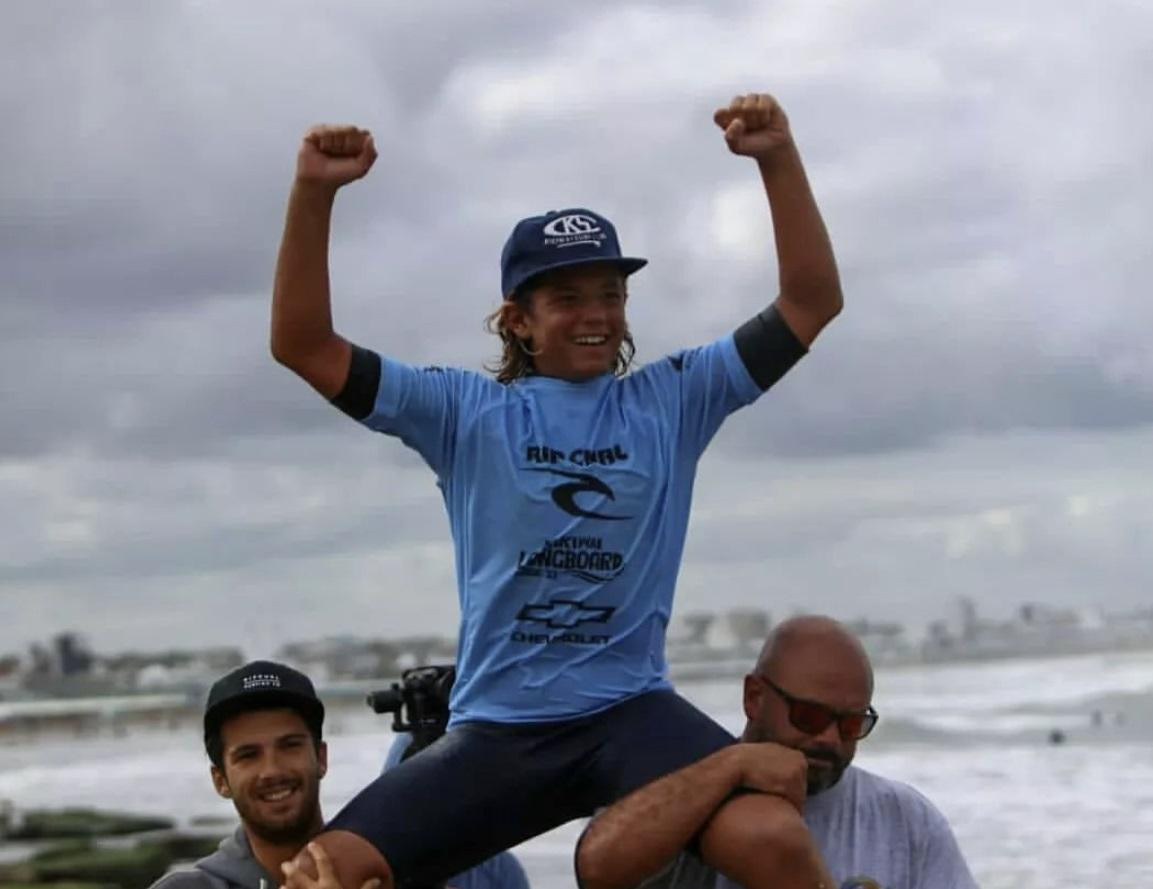 Valentino Zazzeri, de 14 años, campeón del torneo de tablas largas de surf