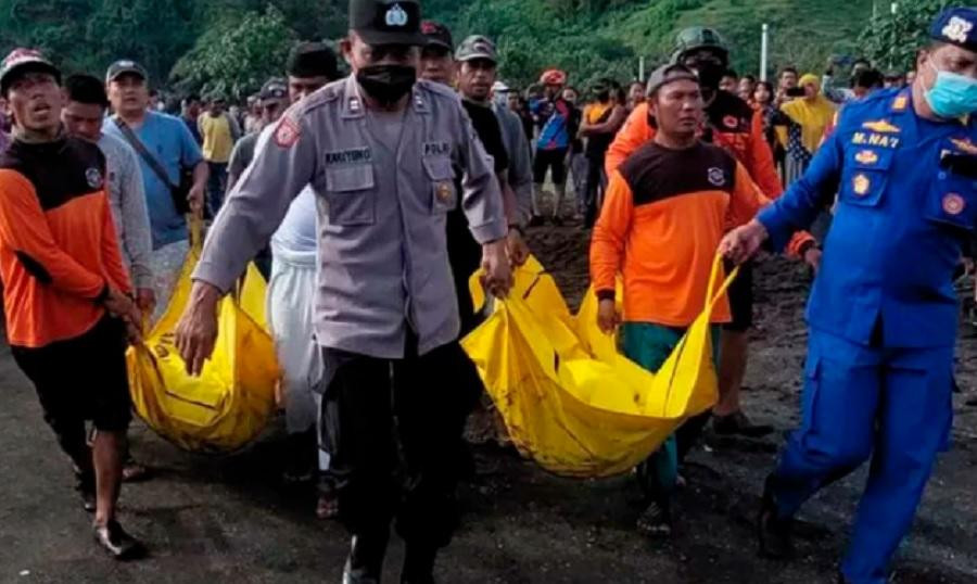 Tragedia en Indonesia: meditaban en la playa y los sorprendió la marea que dejó 10 muertos	
