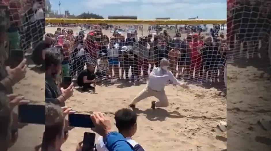 Alberto Fernández atajó un penal en la playa de Mar de Ajó