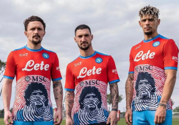 Napoli lanzó una nueva camiseta en homenaje a Maradona: la estrenará ante el Milan