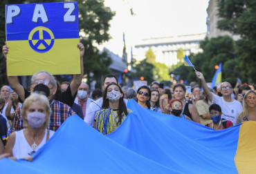Multitudinaria marcha en apoyo a Ucrania en el centro porteño: fuerte presencia opositora