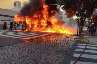 VIDEO y FOTOS IMPACTANTES: voraz incendio de un colectivo en barrio porteño de Liniers