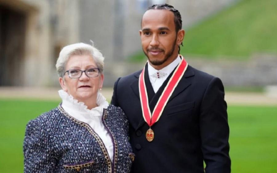 Lewis Hamilton junto a su madre
