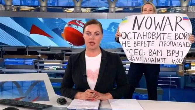 Una mujer irrumpió en el noticiero más visto de Rusia, captura video