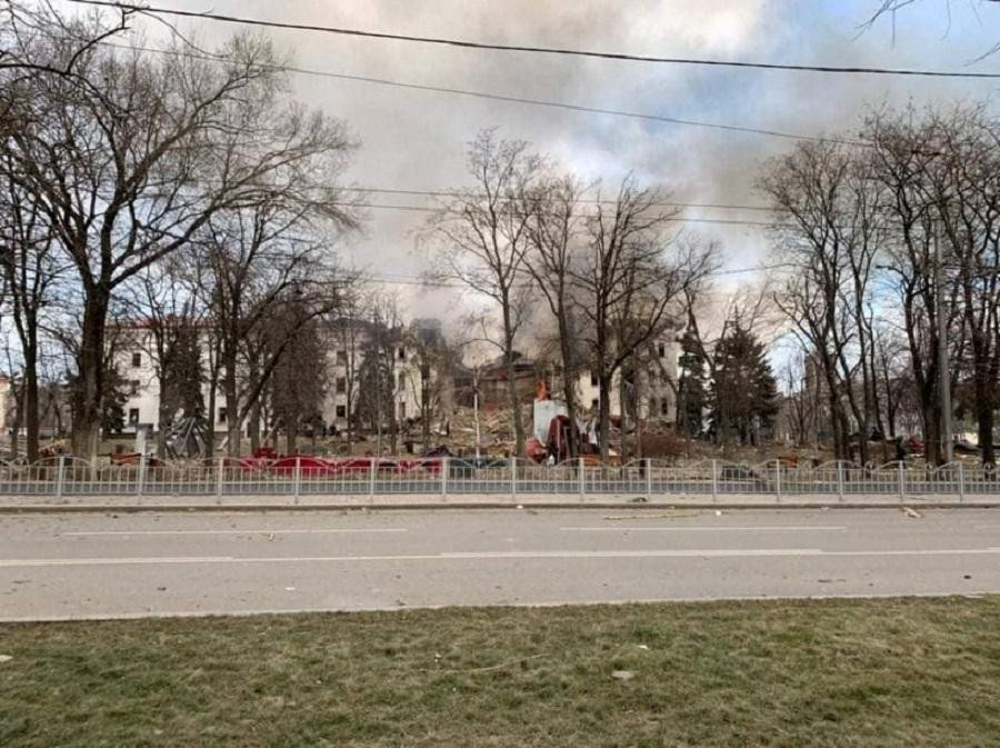 Rusia bombardea un teatro de Mariúpol. REUTERS