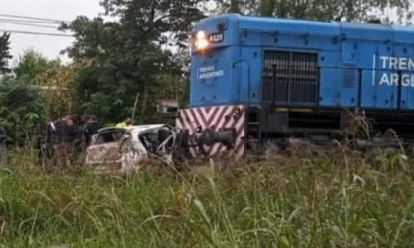 Tren Sarmiento embistió a un auto en Moreno, AGENCIA NA
