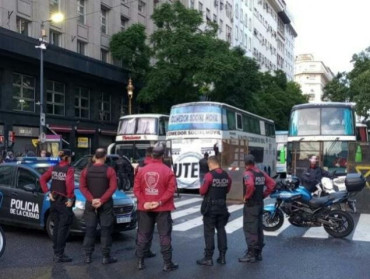 Protesta de micros de larga distancia en el centro porteño: caos de tránsito y calles cortadas 