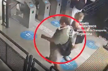 VIDEO DE ABUSO: un hombre manoseó a una mujer, lo vieron por cámaras de seguridad y fue detenido