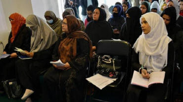 Afganistán: el Gobierno talibán prohibió que las mujeres puedan viajar solas en avión