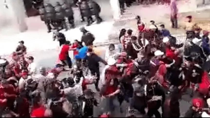 Incidentes en las inmediaciones de la cancha de Colón, captura video