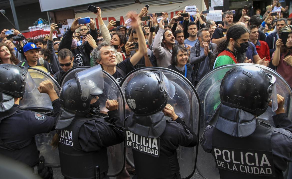 Serios incidentes por una manifestación de trabajadores del INCAA en la 9 de Julio: dos detenidos, NA