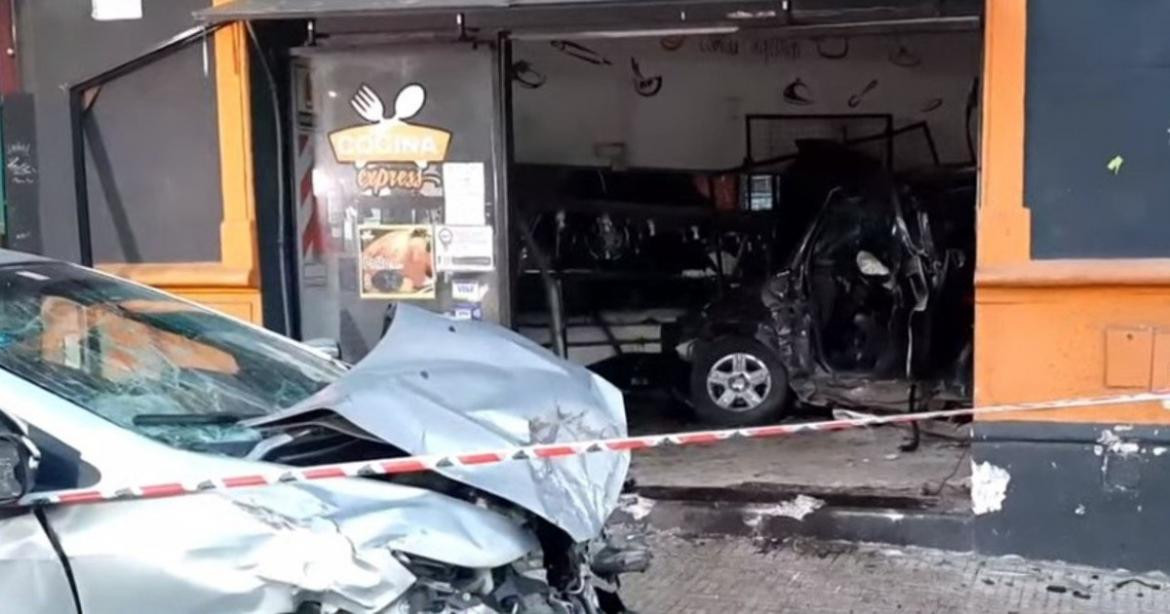 Violento choque en Boedo: nueve heridos y un auto incrustado en un local de comida