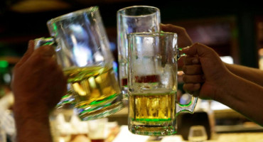 Una ciudad europea pagará copas a jóvenes sobrios para combatir el abuso de alcohol