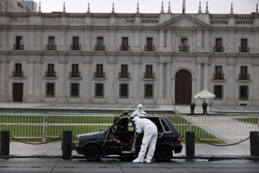 Conmoción en Chile: un hombre se prendió fuego frente al palacio de Gobierno