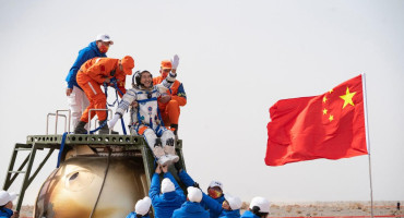 Tres astronautas de China volvieron a la Tierra tras cumplir su misión más larga en el espacio