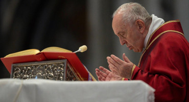 Vaticano: el papa Francisco reclamó por la Paz en Ucrania ante 100.000 fieles 
