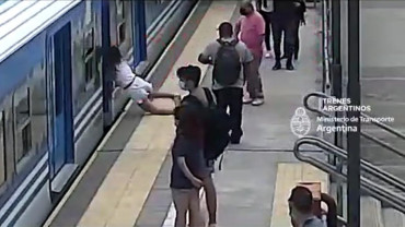 Video: se desplomó y cayó debajo del tren, está viva de milagro