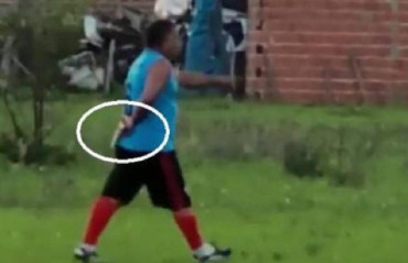Video impactante: un policía perdió un partido de fútbol, sacó su arma y le disparó al equipo rival