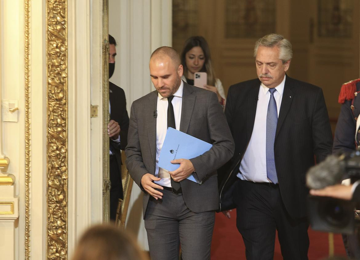 Alberto Fernández y el ministro de Economía, Martín Guzmán, durante los anuncios que se realizan en la Casa de Gobierno. Foto NA